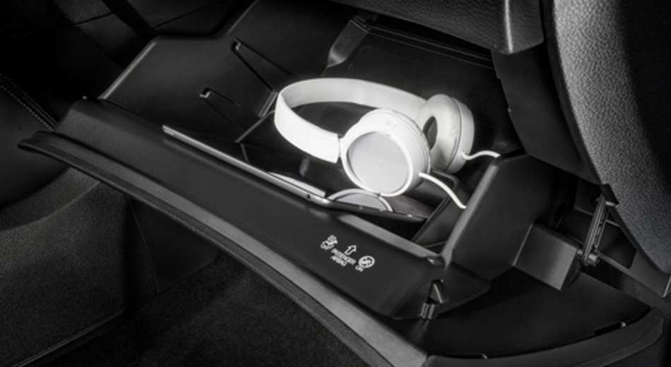 Nissan Qashqai extra large glove box